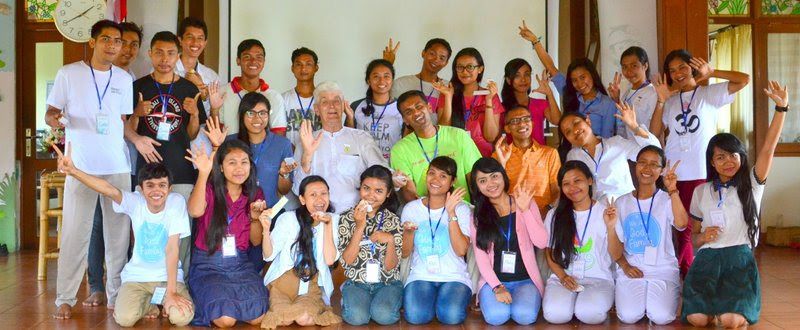 Jay with a large group of smiling young retreat participants in Bali